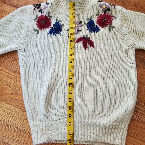 Vintage 70s 80s New Territories Off White Needlework Flowers Acrylic Sz Medium - Picture 3 of 7